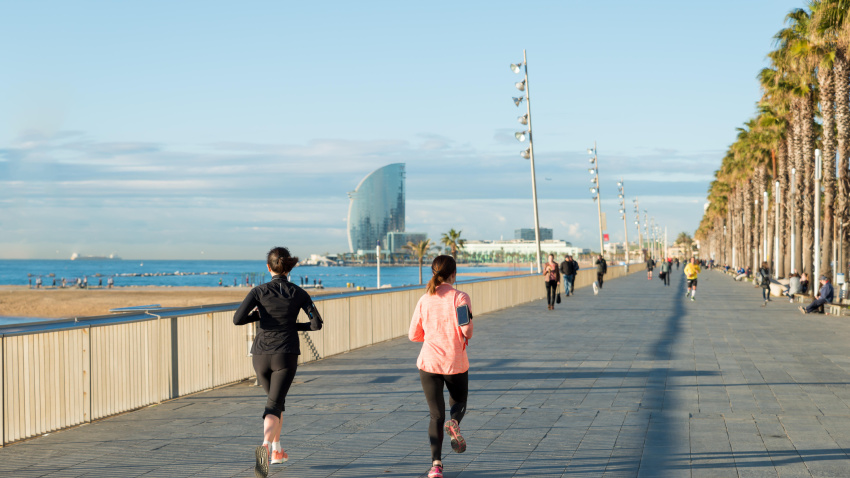 Varias personas corriendo por la Barceloneta