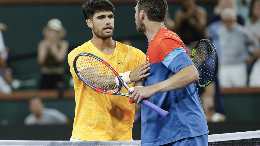 Carlos Alcaraz saluda a Cameron Norrie tras su victoria en cuartos de final en Indian Wells.