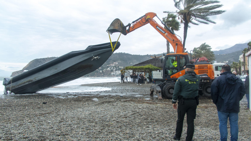 Una narcolancha varada en la playa de la Herradura, en Granada