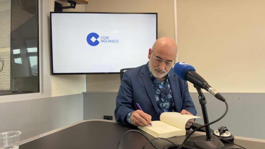 Fernando Aramburu durante su entrevista en COPE Euskadi