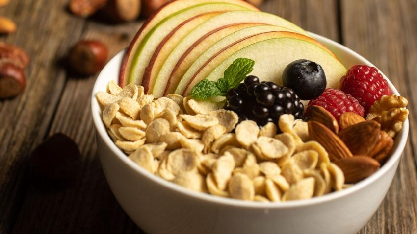 Imagen de recurso de un bol con frutos secos, fruta y bayas