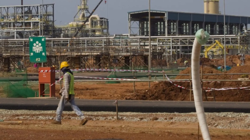 Imagen de archivo de la construcción de una refinería de tierras raras en Malasia. Un estudio coordinado por la Universidad de La Laguna (ULL) ha constatado la gran concentración de tierras raras en Fuerteventura, con hasta 10.300 partes por millón (algo más de 10 kilos por tonelada), valores que multiplican hasta cinco veces los parámetros habituales. EFE