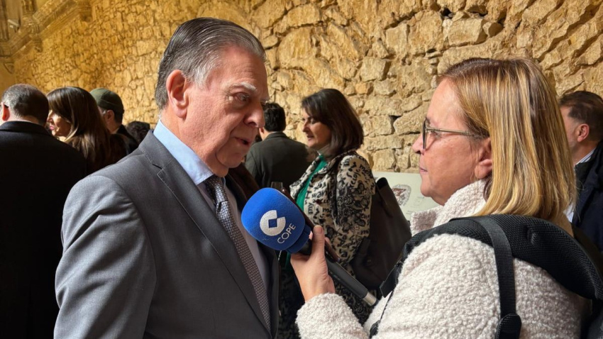 El alcalde de Oviedo, Alfredo Canteli, celebra el pase en COPE