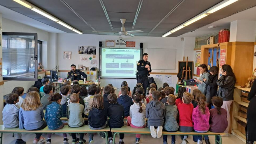 La Policía Local de Valencia forma a los más pequeños sobre el uso responsable de los petardos