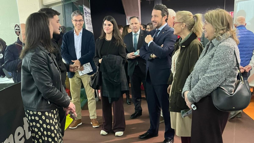 La comitiva de autoridades charlando con empresarios del sector durante la inauguración