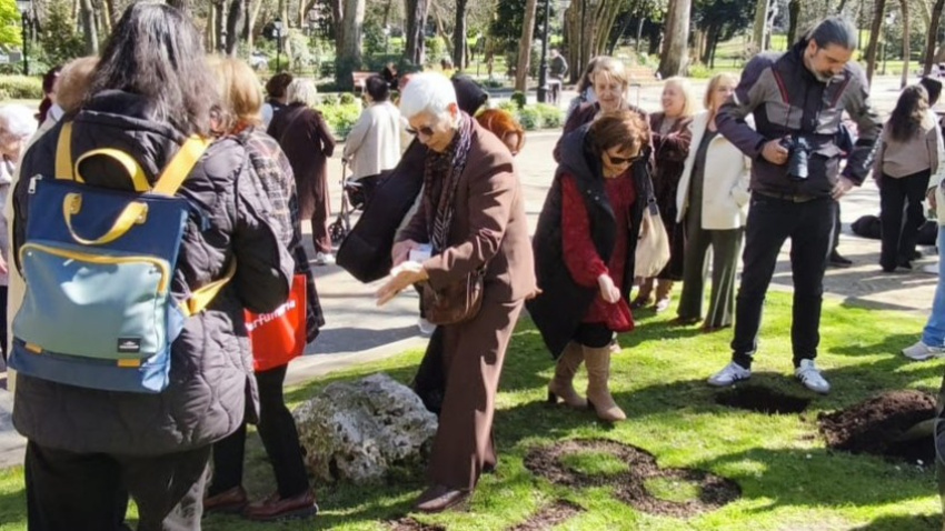 Momento de la siembra del jardín 8M