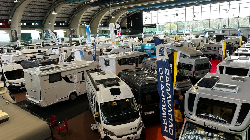 Una panorámica de las autocaravanas repartidas por el Pabellón de La Magdalena