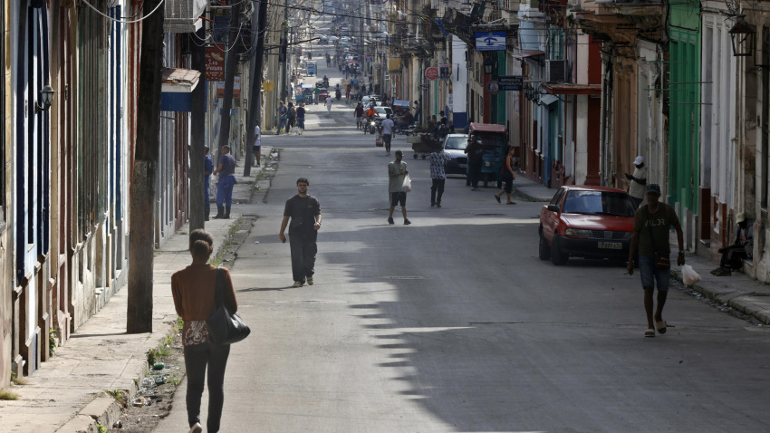 Personas caminan por una calle este martes en La Habana (Cuba)