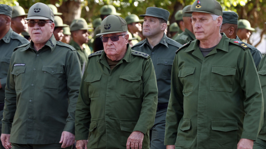 El nieto del expresidente Raúl Castro, Raúl Guillermo Rodríguez Castro (atrás), el presidente de Cuba, Miguel Diaz-Canel (d), el ministro del Interior, Lázaro Alberto Álvarez Casas (i) y el ministro de las Fuerzas Armadas de Cuba, Álvaro López Miera (c), asisten a un acto el 16 de enero de 2026 en el cementerio de Colon, en La Habana (Cuba)