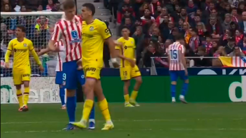 Momento de la acción entre Abqar y Sorloth en el Atlético-Getafe