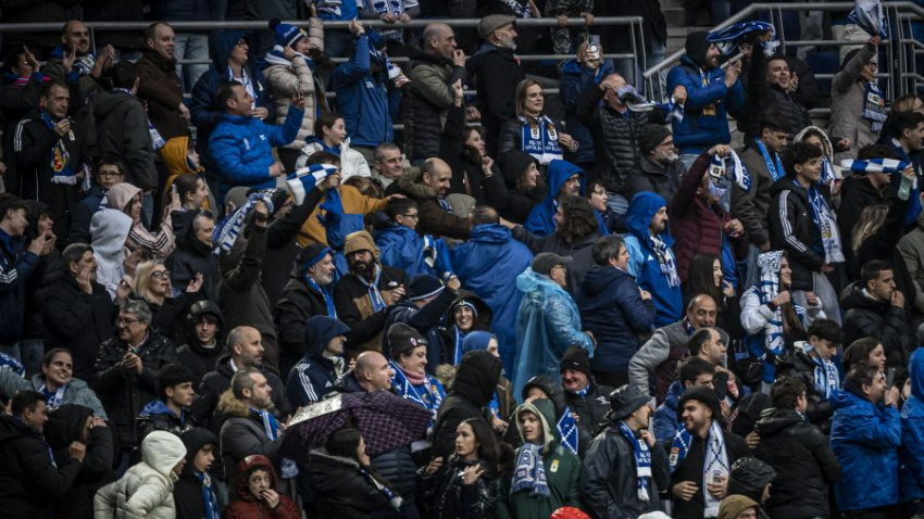 La afición del Oviedo celebra un gol en el Carlos Tartiere