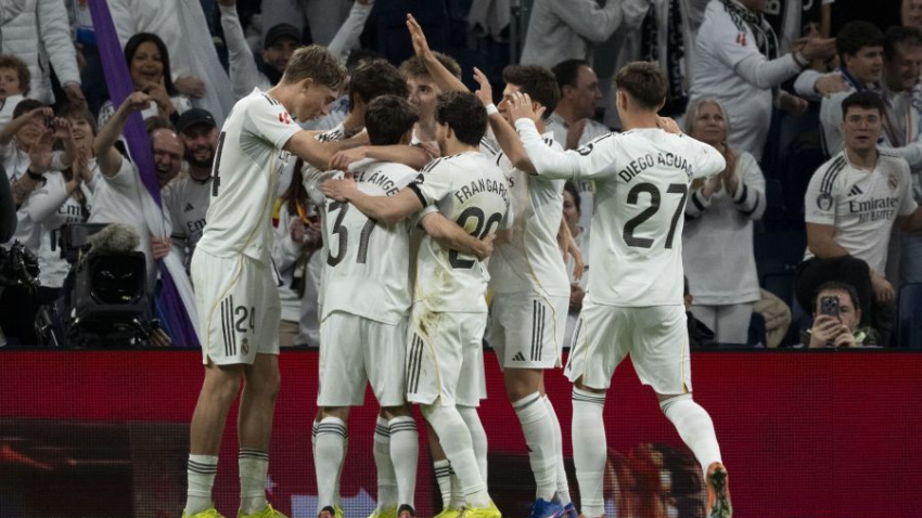 Los jugadores del Real Madrid celebrando el tercer gol ante el Elche