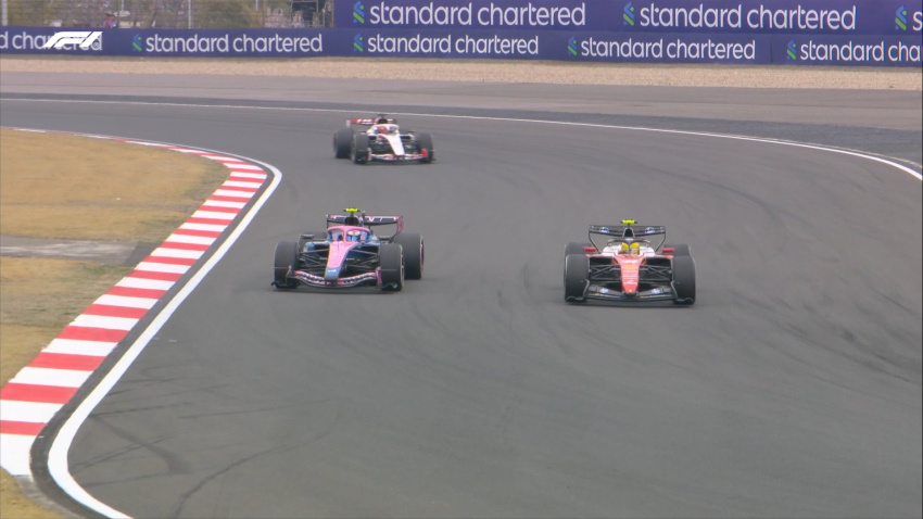 Hamilton adelanta a Colapinto para colocarse en segunda posición de la carrera.