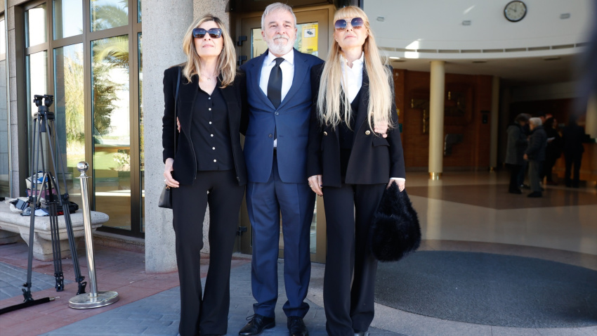 Natalia, Fernando y Cayetana Guillén Cuervo en el Tanatorio Parcesa La Paz de Tres Cantos, para dar el último adiós a su madre