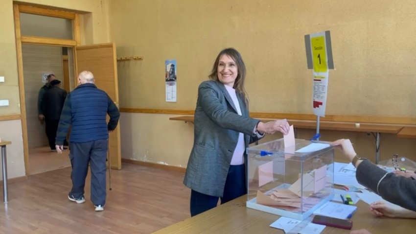 La candidata popular Rocío Lucas ha votado en San Esteban de Gormaz