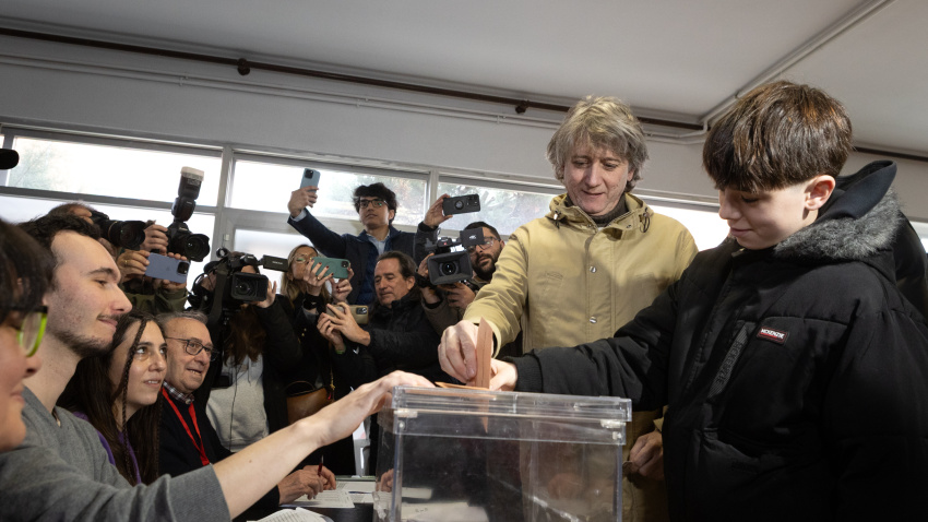 El candidato socialista a la presidencia de la Junta, Carlos Martínez, ejerce su derecho al voto