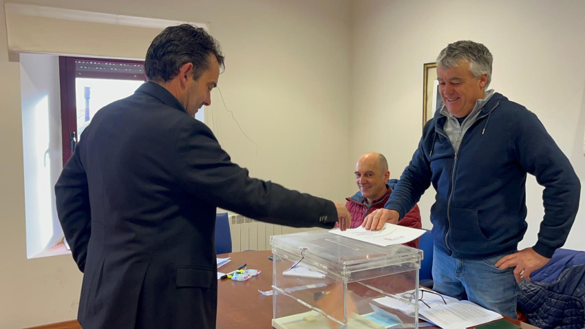 El candidato de Vox por Soria, Miguel Contreras, ha ejercido su derecho al voto en Villasayas, el pueblo del que es alcalde