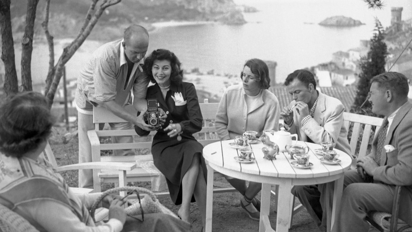 Ava Gardner con Frank Sinatra en Tossa del Mar mientras rodaba "Pandora y el holandés errante"