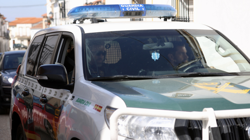 (Foto de ARCHIVO)Coches de la Guardia Civil recorren la localidad, a 12 de marzo de 2026, en Hornachos, Badajoz, Extremadura (España). Agentes de la Guardia Civil continúan hoy con los registros en la localidad pacense de Hornachos, con el objetivo de buscar más indicios sobre la desaparición de Francisca Cadenas en mayo de 2017. Los registros se reanudan después de que en la tarde de este pasado miércoles, 11 de marzo, los agentes encontraran restos óseos enterrados en el patio de la vivienda de los dos detenidos, en una zona al aire libre, que hoy se han confirmado que pertenecen a Francisca Cadenas.Jorge Armestar / Europa Press12 MARZO 2026;PIXELADA12/3/2026