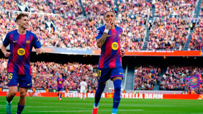 Raphinha celebra su tercer gol en el Barcelona-Sevilla