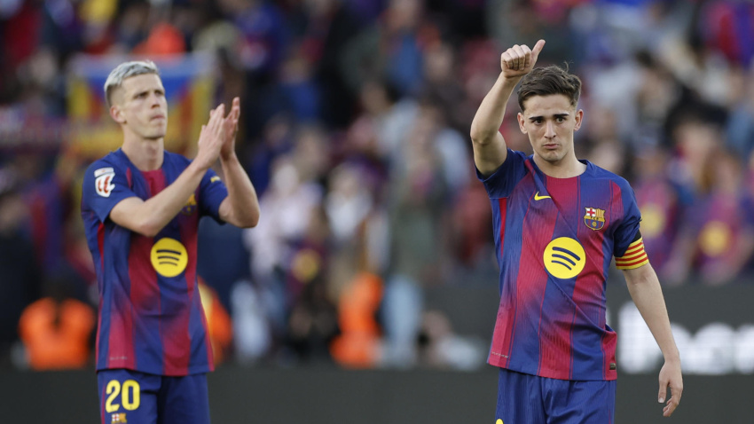 Gavi saluda a la afición del FC Barcelona tras volver de la lesión