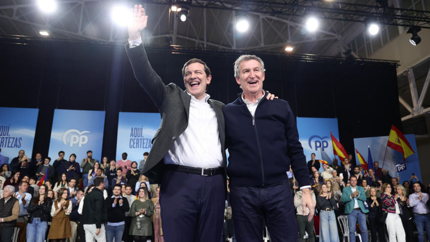 El presidente del PP, Alberto Núñez Feijóo (d) y el candidato a la reelección, Alfonso Fernández Mañueco