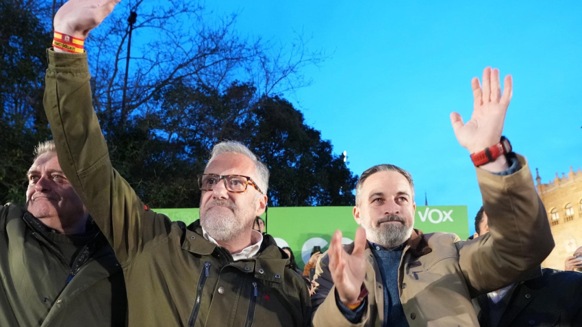 El líder de Vox, Santiago Abascal, junto al candidato de su partido, Carlos Pollán (c)