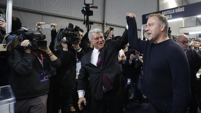 Joan Laporta, con Hansi Flick en las elecciones del Barcelona