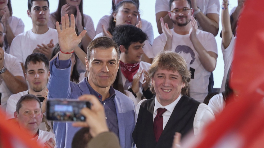 El presidente del Gobierno, Pedro Sánchez, junto al candidato socialista a la presidencia de la Junta, Carlos Martinez