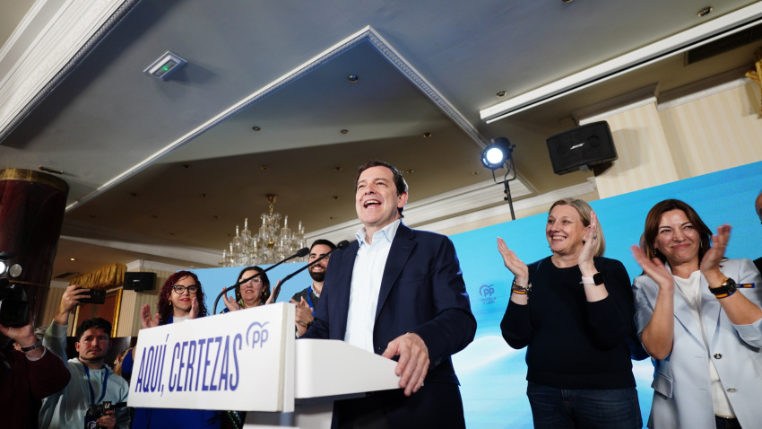 El candidato del PP a la reelección como presidente en la Junta de Castilla y León, Alfonso Fernández Mañueco, interviene tras el seguimiento de la noche electoral del PSOE de Castilla y León, en el Hotel Alameda Palace, a 15 de marzo de 2026, en Salamanca, Castilla y León (España). Castilla y León ha celebrado este domingo 15 de marzo elecciones a las Cortes autonómicas, una jornada en la que los ciudadanos están llamados a las urnas para elegir a los 82 procuradores del Parlamento autonómico.