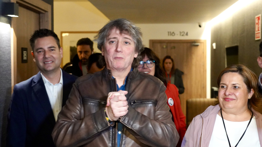 El candidato a la Presidencia de la Junta, Carlos Martínez, a su llegada al hotel en la noche electoral acompañado de Daniel De la Rosa