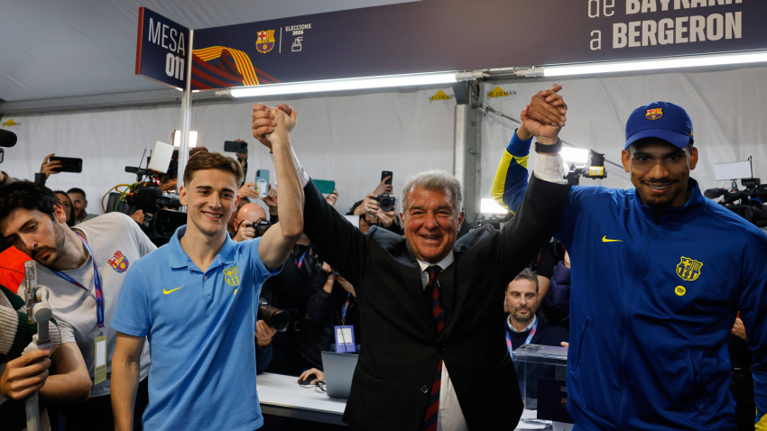 Gavi y Araujo junto a Laporta tras votar en las elecciones a la presidencia del Barcelona