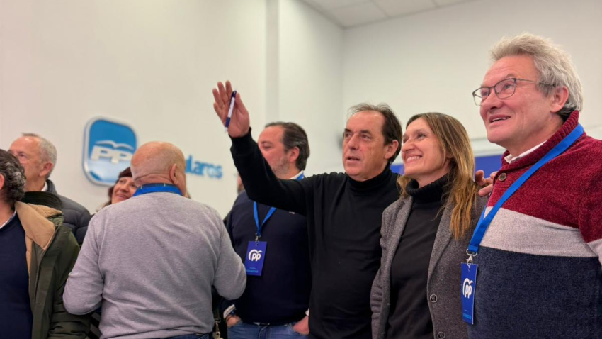 La cabeza de lista del PP de Soria, Rocío Lucas, ha seguido los datos desde la sede popular acompañada del presidente Benito Serrano