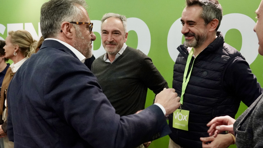 El candidato de VOX a la presidencia de Castilla y León, Carlos Pollán, saluda a David Hierro en el AC Hotel Palacio de Santa Ana, Arroyo de la Encomienda (Valladolid) donde ha seguido el resultado de las elecciones