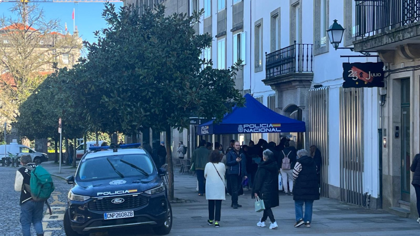 Imagen de la oficina temporal habilitada frente a la Comisaría de Santiago