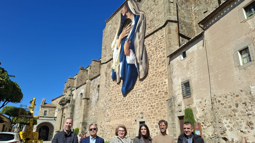 El obispo, la concejala de turismo y el artistas placentina han presentado hoy la obra