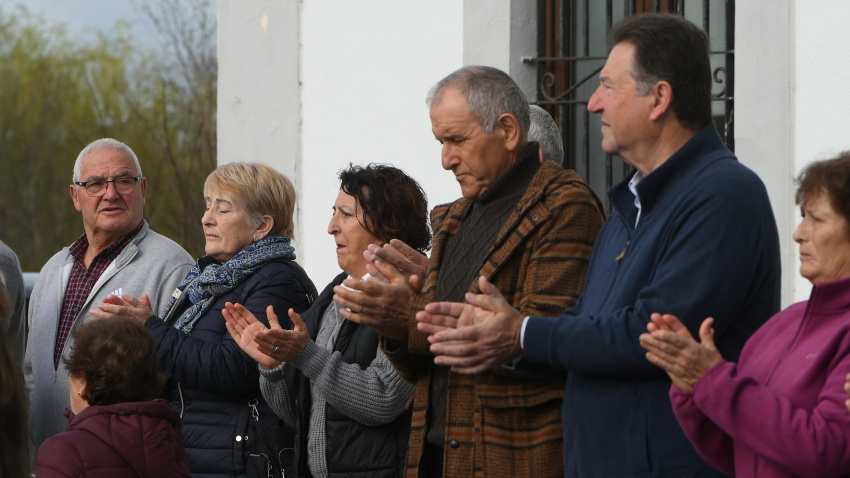 Vecinos de la localidad durante un minuto de silencio en repulsa por el asesinato machista producido en Pedreña, a 16 de marzo de 2026, en Marina de Cudeyo, Cantabria (España). La Guardia Civil de Cantabriadetuvo ayer, 15 de marzo, en la localidad cántabra Pedreña, a un hombre de 52 años como presunto autor del asesinato este sábado, 14 de marzo, de su pareja, una mujer de 64.Nacho Cubero / Europa Press16/3/2026