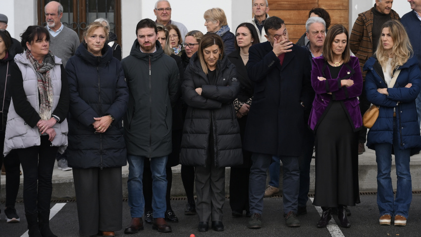 La presidenta de Cantabria, María José Sáenz de Buruaga (c), durante un minuto de silencio en repulsa por el asesinato machista producido en Pedreña, a 16 de marzo de 2026, en Marina de Cudeyo, Cantabria (España). La Guardia Civil de Cantabriadetuvo ayer, 15 de marzo, en la localidad cántabra Pedreña, a un hombre de 52 años como presunto autor del asesinato este sábado, 14 de marzo, de su pareja, una mujer de 64.Nacho Cubero / Europa Press16/3/2026