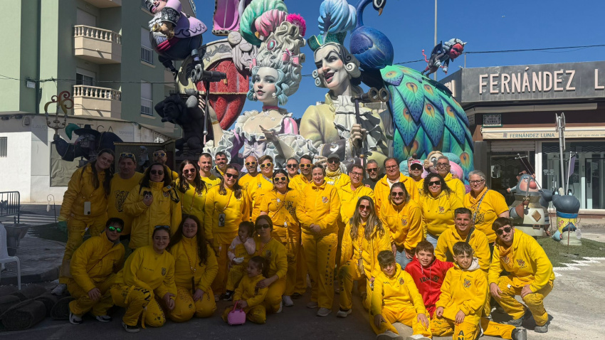 Parte de la comisión de la Falla Darrere del Castell Dénia en sus tareas de plantà