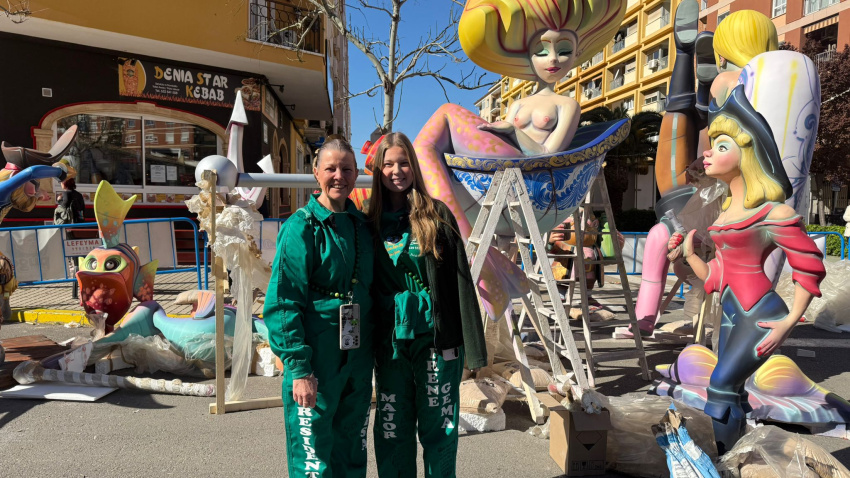 Presidenta de la Falla Saladar, María Luisa Bisquert, e Irene Gema López, fallera mayor