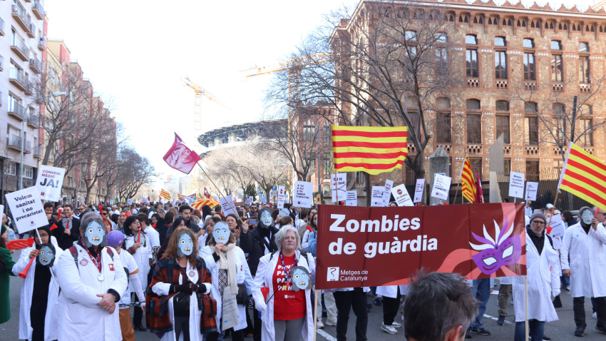 Metges de Catalunya ha decidido reforzar la protesta con una convocatoria propia de dos días para dirigir sus reclamaciones directamente a la Generalitat.