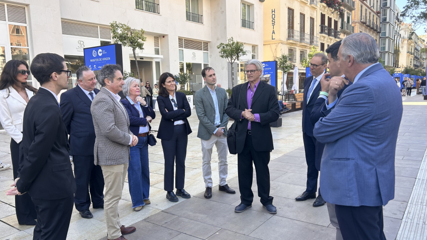 Asistentes a la exposición junto al autor de las fotografías Eduardo Nieto