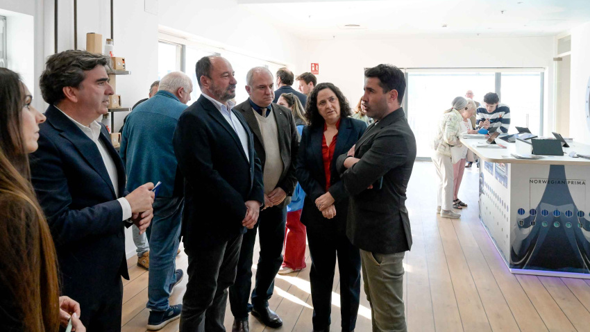 Xosé Merelles, en la visita al centro de recepción de cruceristas de A Coruña