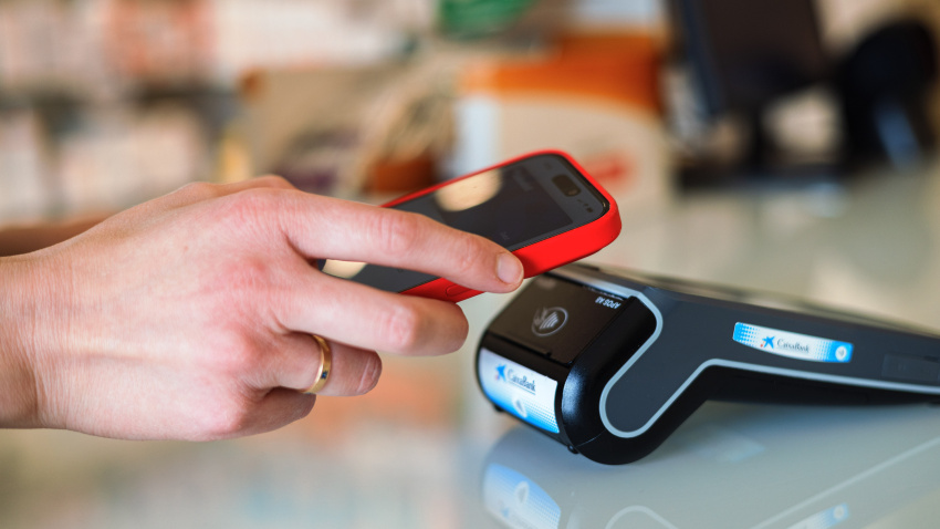 Usuario pagando con el móvil