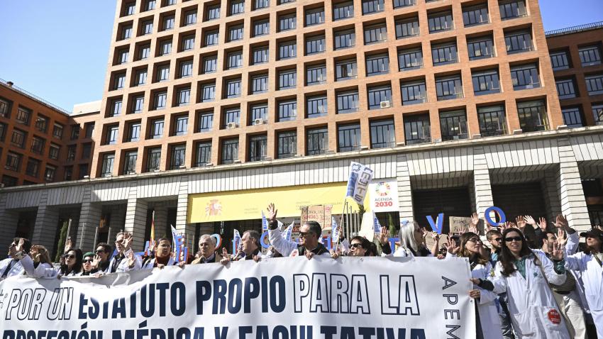 Los médicos terminan este lunes su manifestación en el Ministerio de Sanidad y comienzan así la segunda semana de huelga por las calles de Madrid con el diálogo roto entre el Ministerio de Sanidad y los seis sindicatos convocantes, que reclaman un estatuto marco propio que regule las particularidades de la profesión médica, independiente del resto del personal sanitario