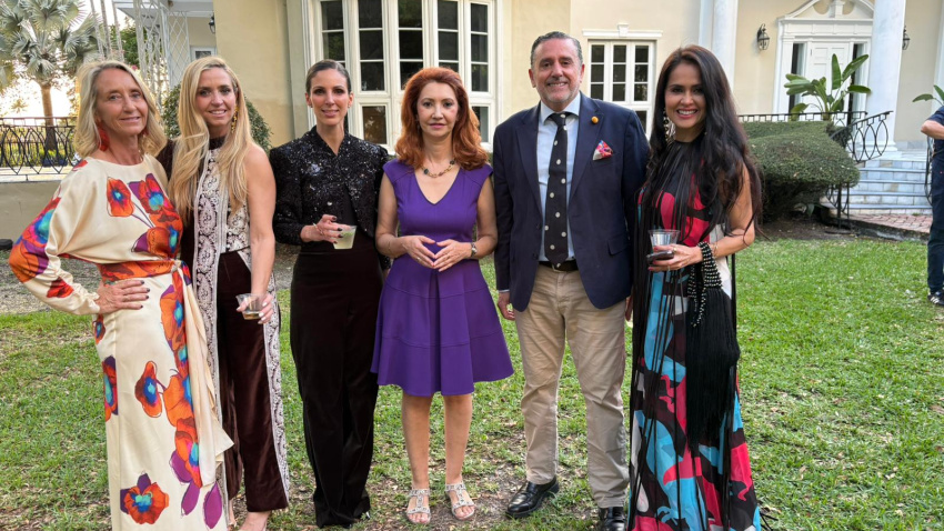 Rebeca Calvet, Teresa Soto, Johana De Jhong, Belén Alfaro, Alvaro Alés y Sara Valencia.