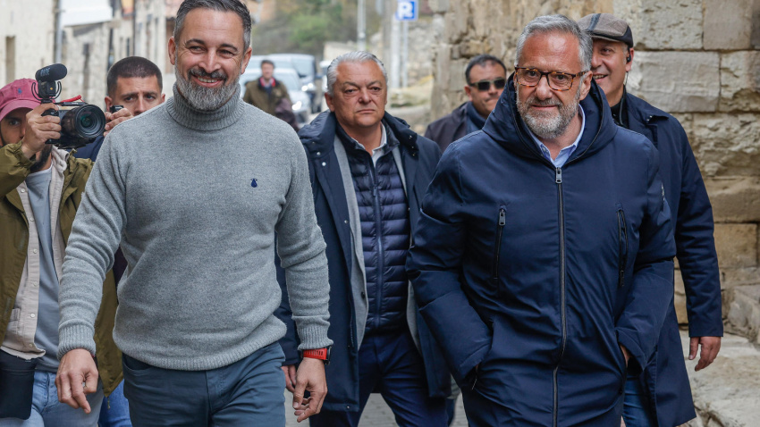 El presidente de VOX, Santiago Abascal, acompaña al candidato Carlos Pollán durante su visita la localidad de Treviño, en Burgos