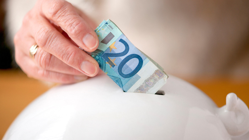 Imagen de recurso guardando dinero en una hucha