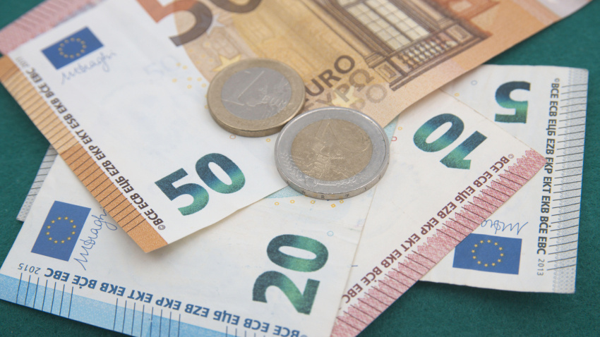 Imagen de recurso de varios billetes y monedas