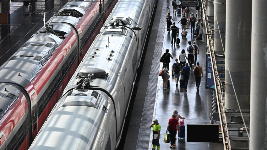 Varios usuarios caminan por los andenes de la Estación de Atocha, en Madrid